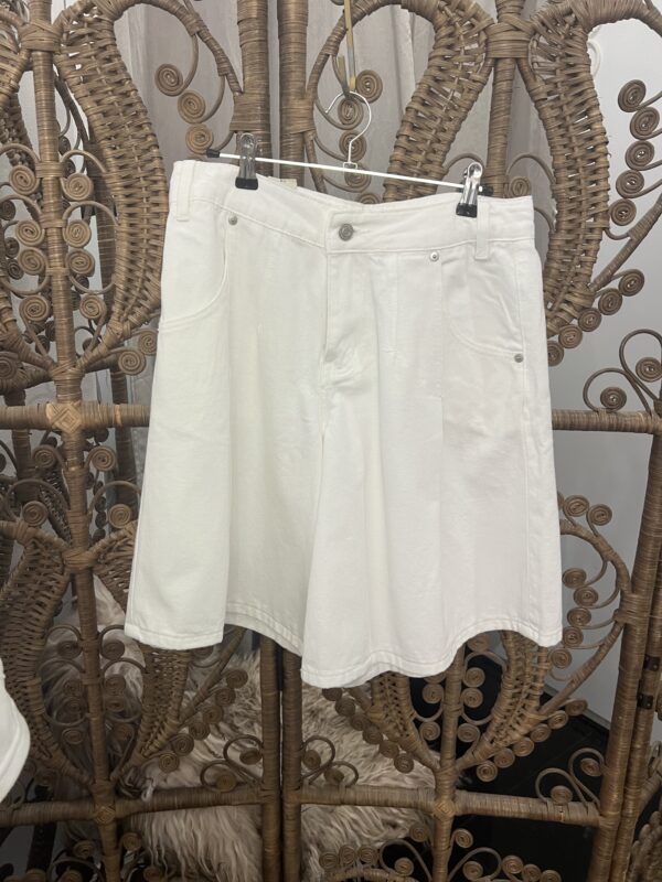 a sample sale shorts MEDIUM, 1 left