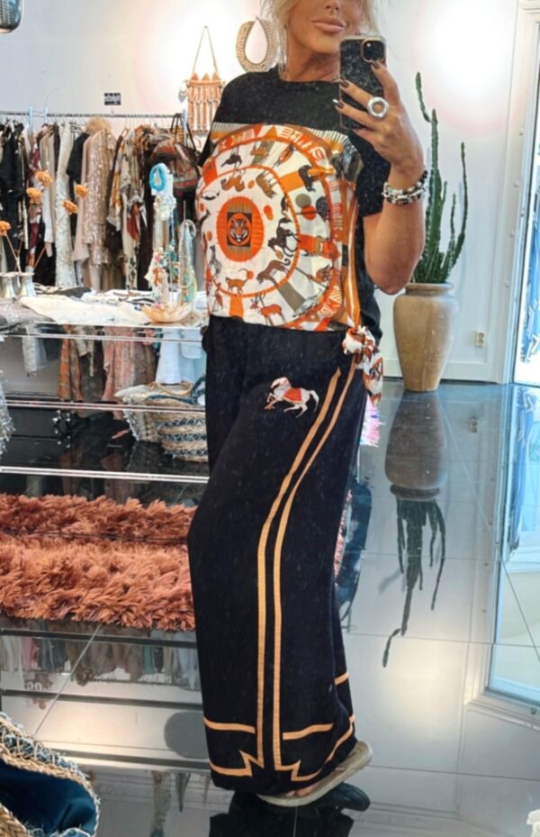1 A Sample Sale trousers, 1 left